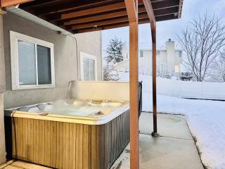 Adventure Retreat Hot Tub, Ping Pong, Close Mtn - Sandy - 4