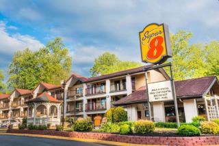 Super 8 by Wyndham Downtown Gatlinburg at Convention Center - Gatlinburg - 0