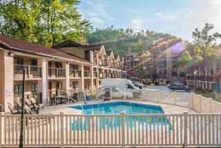 Super 8 by Wyndham Downtown Gatlinburg at Convention Center - Gatlinburg - 7