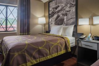Super 8 by Wyndham Downtown Gatlinburg at Convention Center - Gatlinburg - 2