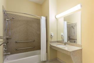 Days Inn by Wyndham Baytown East - 2