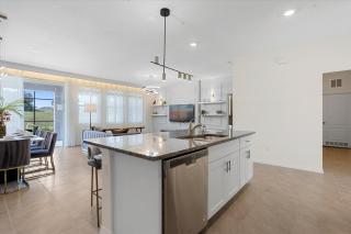 5 Bedrooms 4 Bathrooms Solterra 7869 Or - 5