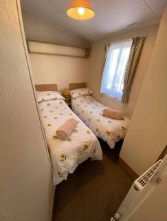 LottieLou’s Hot Tub breaks at Tattershall Lakes - Lincoln - 3