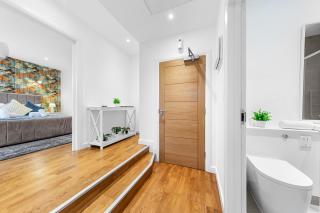 Stylish 1 Bedroom Apartment Near Heathrow, Windsor Castle, Thorpe Park - Staines London TW18 - 2