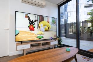 2 BD Luxury apartment at heart of Docklands with 85" flat TV & Free Carpark - 3