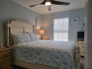 Redfish - Updated & Roomy 1.5 Mi to Beach Full Kitchen W&D - Bonita Springs - 4