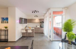 Miami Vice Apartment with Balcony - Budapest - 6