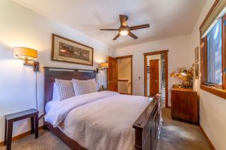 Luxury home close to Village; Garage & Jacuzzi - Mammoth Lakes - 8