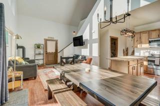 Rustic cabin charm w/ hot tub, arcade basketball - 7