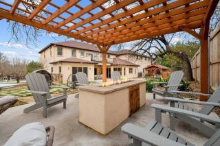 Pet friendly Retreat in Austin with Pool-Backyard - 9