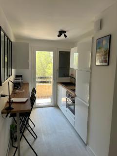 T2 tout confort et moderne, climatisé avec balcon et parking, à 10 min du port et de la plage - Sanary-sur-Mer - 3