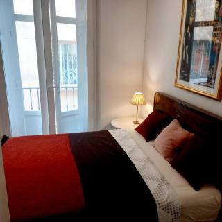 Small stylish room with comfortable queen-size bed in very large, beautifully decorated shared flat in the historic centre of Malaga - 4