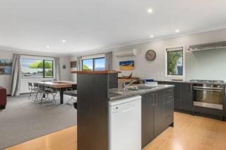 Mount Iron 'The Big House' 2 kitchens 2 living - Wanaka - 1
