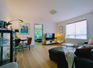 Modern comfy stylish & convenient large apartment - 9