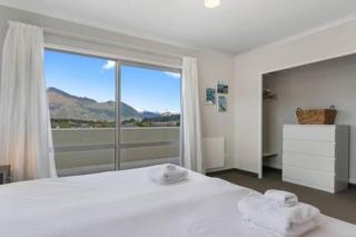 Wanaka 'Mount Iron Edge' with Mountain Views - 2