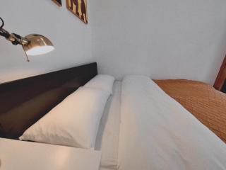 Shanghai Hills & Zinn Sunshine BnB with Balcony Near Metro Line1 Changshu rd - Shanghai - 3