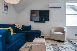 Modern East Nashville Retreat, Walk to Local Faves, Cozy Living Space, Smart TVs & Fast WiFi, Full Kitchen, Garage & Workspace, Steps to Mas Tacos & Rosepepper, 10 Min to Broadway & Nissan Stadium, 24 Hr Hospitality - 1
