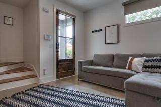 Stylish East Nash Townhouse, Walk to Favorite Eats, Cozy Den, Workspace, Smart TVs & Fast WiFi, Full Kitchen, Garage & 24 Hr Hospitality, Near Mas Tacos, Rosepepper & Five Points, 10 Min to Broadway - 2