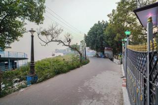 River Leaf Inn Taki !! Luxurious Rooms With River Facing Private Balconies !! - Hāsnābād - 4