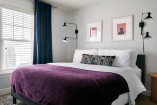 Modern Home next to Vanderbilt Campus with Parking, Screened Porch & Workspace, Walk to Hillsboro Village, Fido & Pancake Pantry, Minutes to Music Row, 12 South & Broadway, Perfect for Families, Friends & University Visits - 6