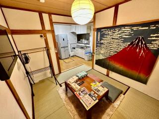 4 minute walk from the station,USJ33min KIX48min Namba10min, Convenience store, coin laundry, public bath, all 1 minute walk Kitakagaya INN OSAKA , 6 ppl, Near Namba to 10min,駅近徒歩4分一軒家貸切北加賀屋駅からなんば駅まで10分 - Osaca - 0