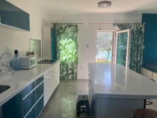 Whispering Clouds Beach House - Kings Pen - 1