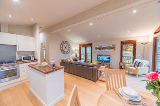 Family friendly, lovely Lakeland lodge with private parking and a patio - 8