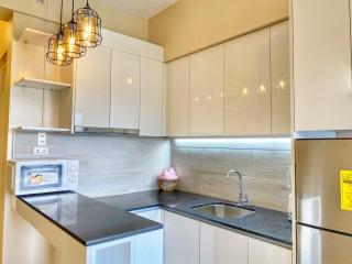 Urban Oasis Condo 1 Bedroom Facing Pool Area only steps away from Ayala Mall - 2