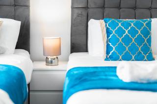 5 Bedroom House - 10 Guests - Multiple off Street Parking - Garden - Smart TV - WIFI - Contractors - Families - Groups - Top Rated - 98Q - 4