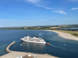 Traveblick Ecksuite Queen-Mary Travemünde 30 Etage mit Meerblick am Strand gelegen - Travemünde - 8
