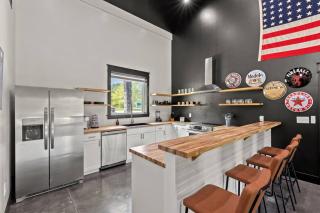 New Barndo/Kayak Launch/ 2 Private Hot Tubs - 2