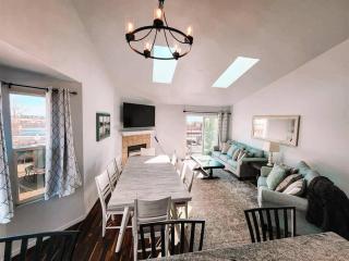 Pet Friendly/3 King Beds/Sleeps 14/Game room Near - 1