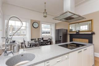 Prime Edinburgh City Centre - 4 Bed Penthouse - 6