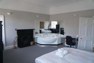 Prime Edinburgh City Centre - 4 Bed Penthouse - 5