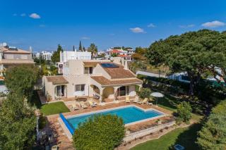 Beach villa Casa de Amanhã 450 mts to the beach with beautiful garden and heated saltwater pool - Albufeira - 9