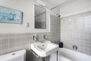 Spacious 2 Bedroom 2 Bathroom Unit Great Location - Los Angeles - 3