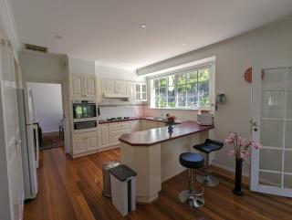 4-bedroom Acre Retreat with Pool & Garden - Pets and Long Stays Welcome - 4