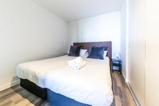 Aura2107, CBD Entire 2 Bedroom Apartment with Balcony and Stunning Yarra River Views - 2