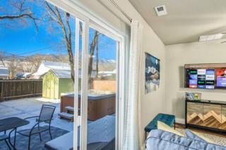 Vibrant Watermelon - Hot Tub, BBQ-Grill, King-Bed, Backyard, Parking - 5