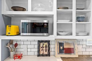 Authentic ATX Beauty, Fireplace, Walk to 6 Street and Lake, Best Eateries in Town - Austin - 1