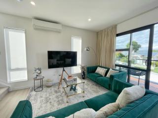 Your Modern Home in Sandringham, Close to City, Heat Pumps, Netflix, Parking - 0