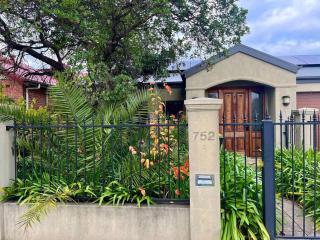 Grand retreat in town - Albury - 9
