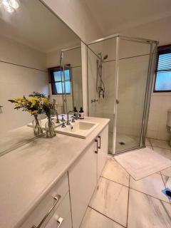Grand retreat in town - Albury - 8