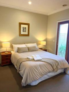 Grand retreat in town - Albury - 6