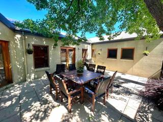 Grand retreat in town - Albury - 3