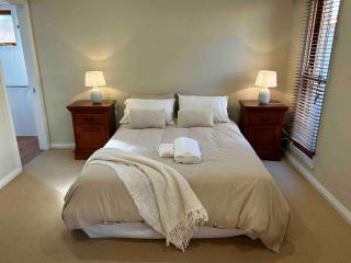 Grand retreat in peaceful street - Wodonga - 8