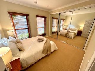Grand retreat in peaceful street - Wodonga - 1