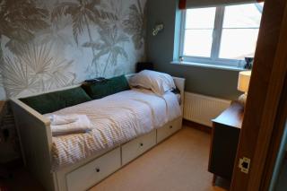 Stylish Spacious Townhouse with Luxury Kitchen Bathrooms Terrace Free Parking and Workspace - Colchester - 1