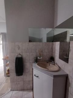 Oppi Draai Guesthouse - Oudtshoorn - 8