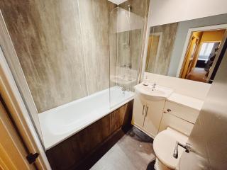 3 Bedroom Apartment in the Heart of Newcastle - Modern - Sleeps 6 - 1